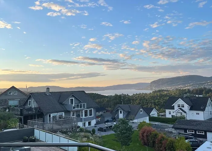 Semi-detached House With Lovely Views Of The Fjord Nyaraló *